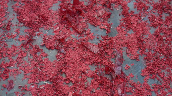 爆発した赤い花火の破片でいっぱいの床 — ストック写真