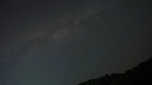 어두운 밤하늘은 방앗간을 배경으로 — 스톡 사진