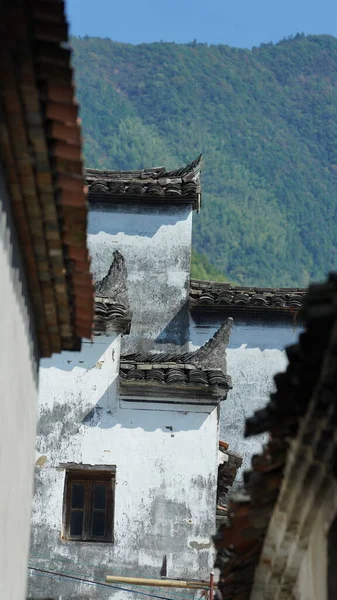 Bela Vista Tradicional Aldeia Chinesa Com Arquitetura Clássica Árvores Verdes — Fotografia de Stock