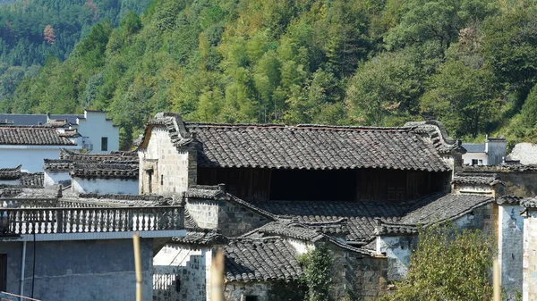 古典建築の美しい伝統的な中国の村の景色と背景として新鮮な緑の木 — ストック写真