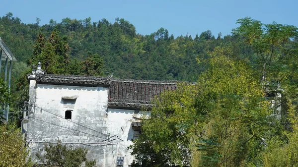 Bela Vista Tradicional Aldeia Chinesa Com Arquitetura Clássica Árvores Verdes — Fotografia de Stock