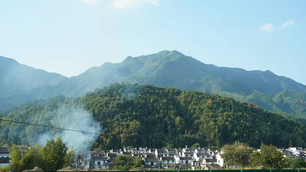 Красиве Традиційне Китайське Село Виглядає Класичною Архітектурою Свіжими Зеленими Деревами — стокове фото