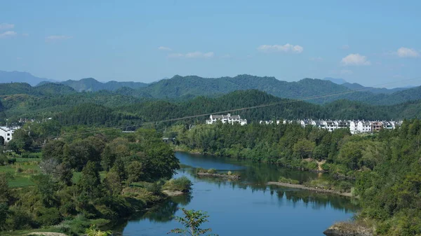 以古典建筑和新鲜绿树为背景的美丽的中国传统乡村景观 — 图库照片
