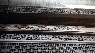 Çin 'in kırsal kesimindeki güzel heykelle oyulmuş eski ahşap Çin evi.