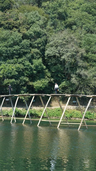 中国の田舎にある古典的な木製の橋の景色 — ストック写真