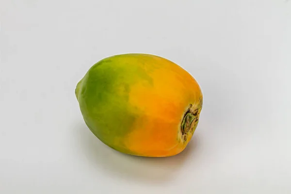 Taze egzotik meyveler Papaya, hafif bir arka planda. Yemek fotoğrafı.. — Stok fotoğraf