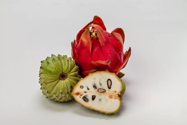 Frutas Exóticas Atemoya Fruta Del Dragón Pitaya Sobre Fondo Claro — Foto de Stock