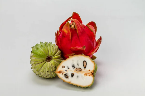 Frutas Exóticas Atemoya Fruta Del Dragón Pitaya Sobre Fondo Claro — Foto de Stock