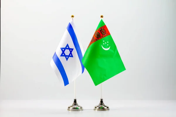 Державні прапори Ізраїлю та Туркменістану на світлому тлі. Прапори держав. Ліцензійні Стокові Фото