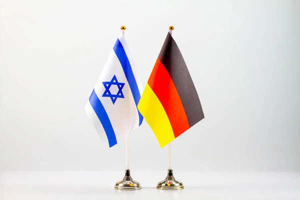 Banderas estatales de Israel y Alemania sobre un fondo claro. Banderas de los Estados. — Foto de Stock