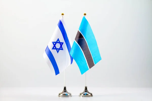 Banderas estatales de Israel y Botswana sobre un fondo claro. Banderas de Estado. —  Fotos de Stock