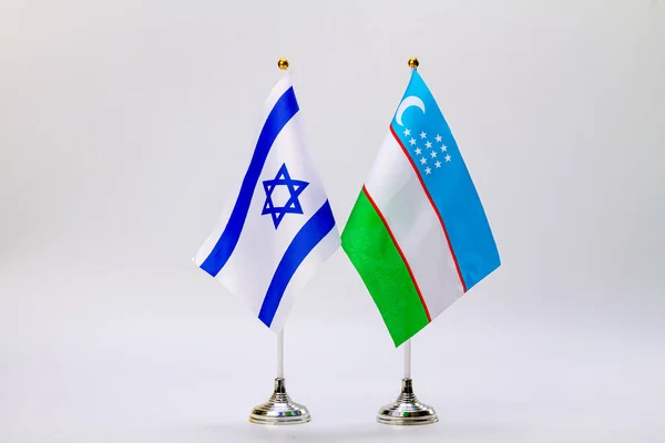 Staatsflaggen von Israel und Usbekistan auf hellem Hintergrund. Flaggen der Staaten. — Stockfoto