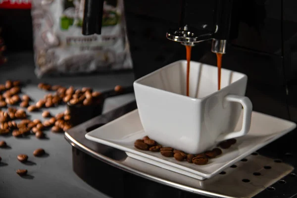 Máquina de café expresso para fazer café fresco em um fundo escuro. Preparação de café. — Fotografia de Stock