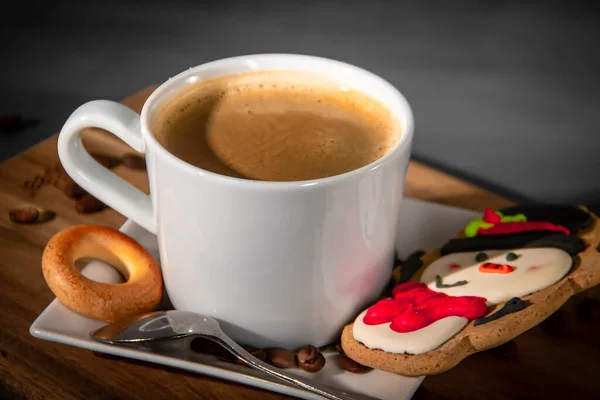 Xícara branca e pires de café expresso close-up em um fundo escuro. Café expresso preto. — Fotografia de Stock