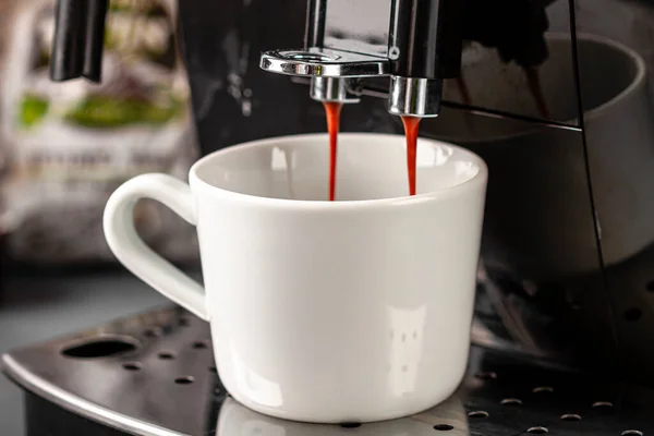 Máquina de café expresso para fazer café fresco em um fundo escuro close-up. Preparação de café. — Fotografia de Stock