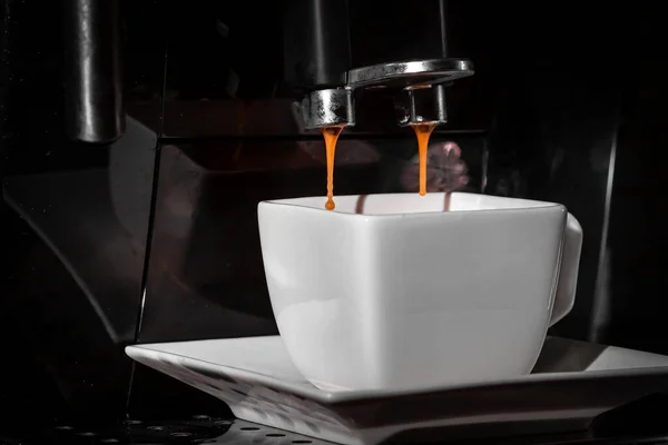 暗い背景のクローズアップで新鮮なコーヒーを作るためのエスプレッソマシン。コーヒーの仕込み. — ストック写真