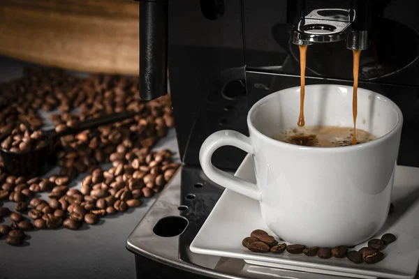 暗い背景に新鮮なコーヒーを作るためのエスプレッソマシン。コーヒーの仕込み. — ストック写真