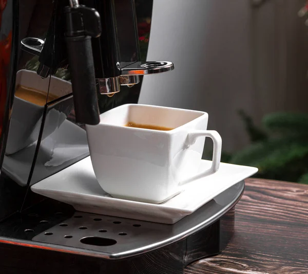 Máquina de café expresso moderno com uma xícara de café close-up. Café expresso. — Fotografia de Stock