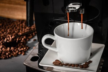 Koyu arkaplanda taze kahve yapmak için espresso makinesi. Kahve hazırlığı..