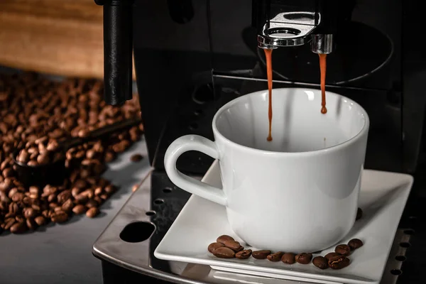 Máquina de café expresso para fazer café fresco em um fundo escuro. Preparação de café. — Fotografia de Stock