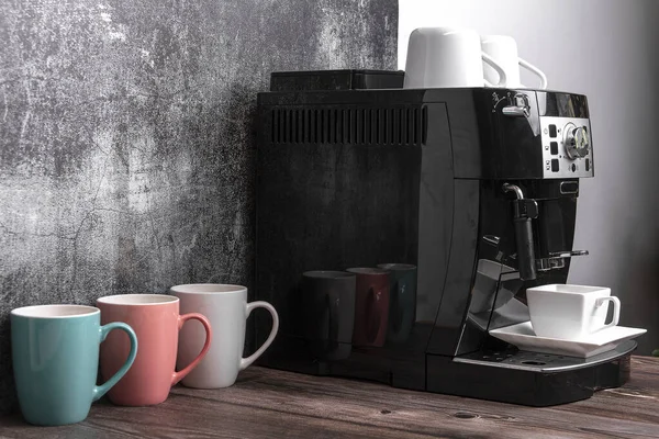 Máquina de café expresso moderno com uma xícara no interior da cozinha. Café expresso. — Fotografia de Stock