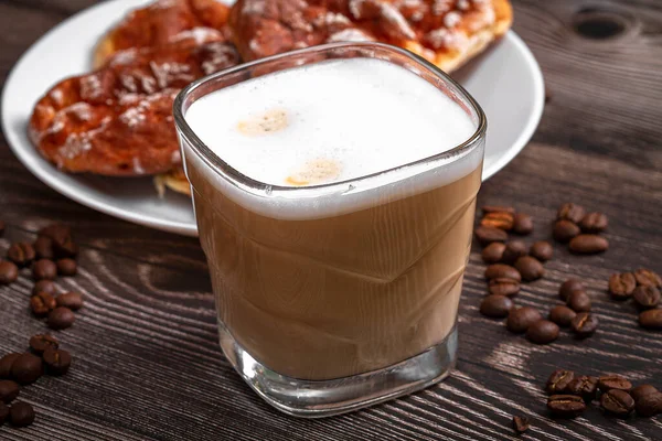 コーヒー豆と木製のテーブルの上のシーンでブランドコーヒーのカップ — ストック写真