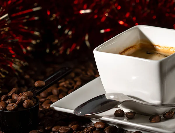 Taza blanca y platillo de café expreso de cerca en el fondo de granos de café dispersos. Preparación de café. — Foto de Stock