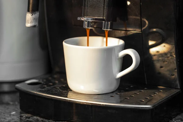 Máquina de café expresso para fazer café fresco em um fundo escuro close-up. Preparação de café. — Fotografia de Stock