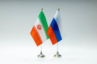 Hafif bir arkaplanda Rusya ve İran 'ın devlet bayrakları.