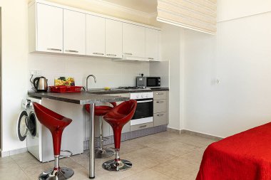 Güzel, modern bir mutfak. Kahvaltının kırmızı ve beyaz renkleri var. Mutfaklar.