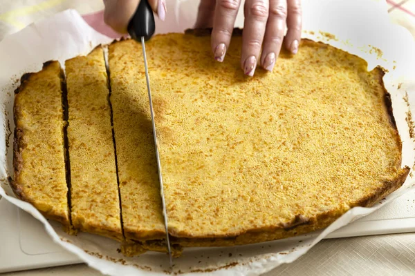Frisch gebackenes Orangenkekse-Shortbread wird mit einem Messer geschnitten. Food Foto. Desserts. — Stockfoto