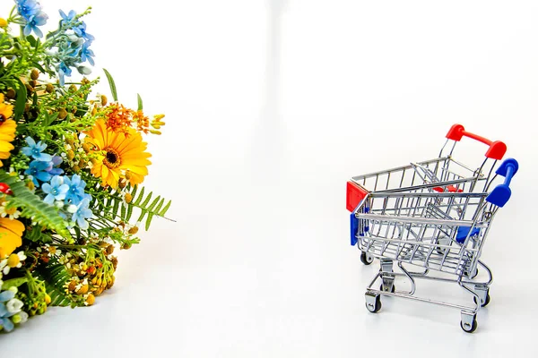 花の美しい花束とスーパーマーケットから2つのカート 碑文の場所 — ストック写真