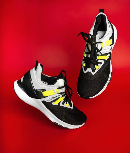Nové běžecké nebo neznačkové běžecké boty na červeném pozadí. Pánské sportovní boty. Pár sportovních bot. Sport. — Stock fotografie