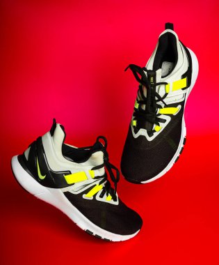 İsrail. Rishon LeZion 05 14 2022. Kırmızı arka planda yeni Nike spor ayakkabıları. Erkek spor ayakkabıları. Bir çift spor ayakkabı. Spor..