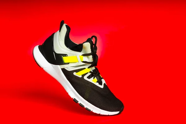 Israel. Rishon Lezion 05. 14. 2022. Nueva zapatilla Nike sobre fondo rojo. Zapatos deportivos para hombre. Deporte. —  Fotos de Stock