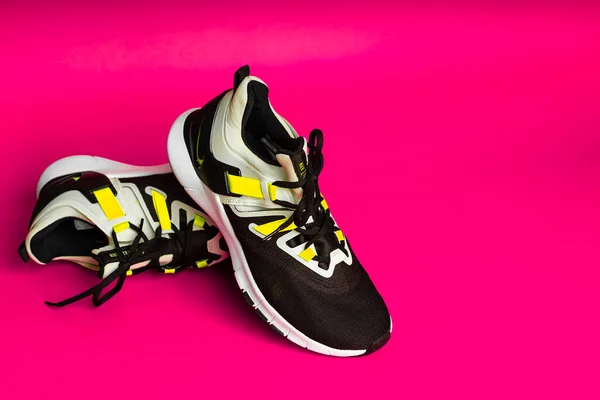 Israel. Rishon Lezion 05 14 2022. New Nike tênis em fundo roxo. Sapatos desportivos masculinos. Um par de sapatos desportivos. Desporto. — Fotografia de Stock