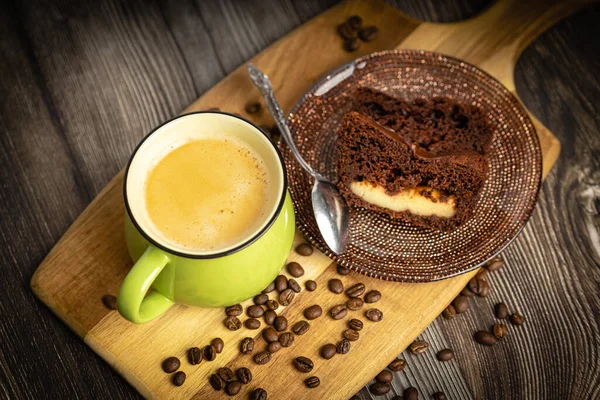 木製のテーブルの上にチョコレートケーキとコーヒーのサラダカップ ストック写真