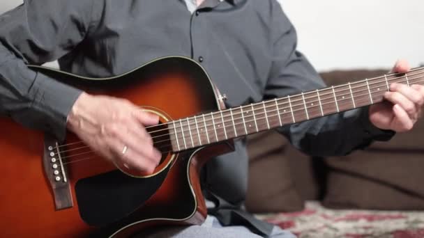 生活方式的概念 音乐家在家里客厅里弹奏吉他 用歌曲和音乐放松 一个男人弹吉他很开心 — 图库视频影像