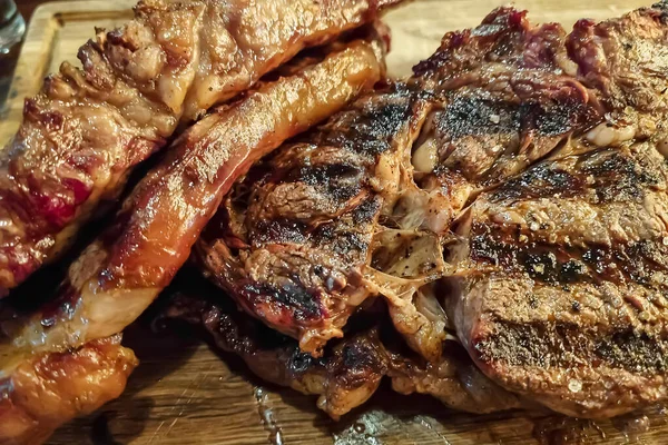 Frisch Saftiges Schmackhaftes Rindersteak Nahaufnahme Auf Dunklem Hintergrund Blick Von — Stockfoto