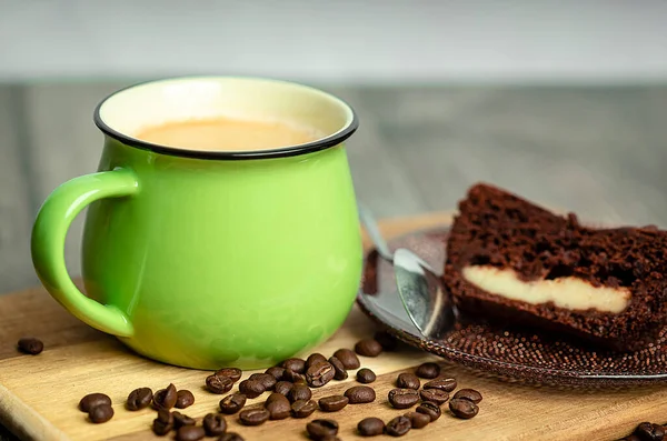 Gâteau Chocolat Une Tasse Café Vert Gros Plan Sur Une — Photo
