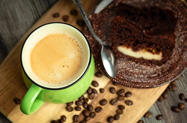 Bolo Chocolate Uma Xícara Verde Café Close Uma Mesa Madeira — Fotografia de Stock