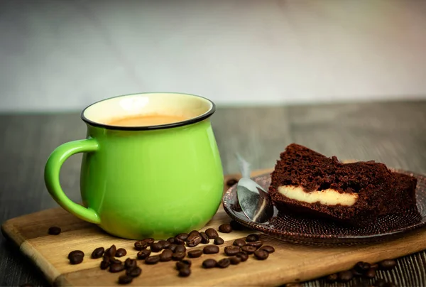 Gâteau Chocolat Une Tasse Café Verte Sur Une Table Bois — Photo