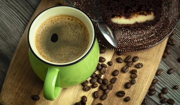 Gâteau Chocolat Une Tasse Café Vert Gros Plan Sur Une — Photo