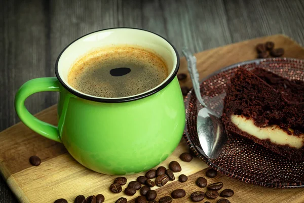 Gâteau Chocolat Une Tasse Café Vert Gros Plan Sur Une — Photo