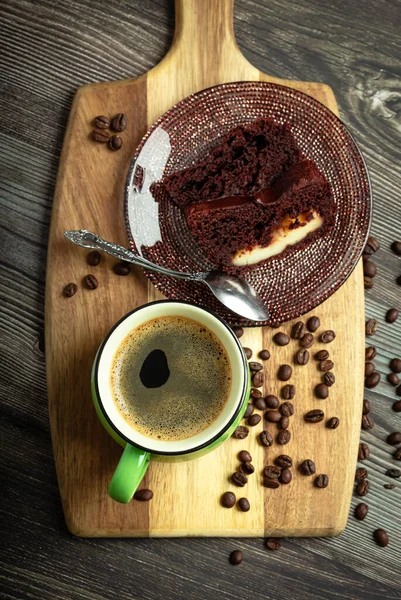 Gâteau Chocolat Une Tasse Café Verte Sur Une Table Bois — Photo