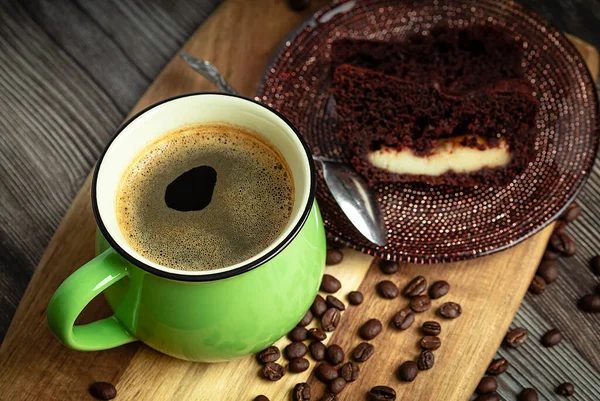 Csokitorta Egy Zöld Csésze Kávé Egy Asztalon Kilátás Felülről — Stock Fotó