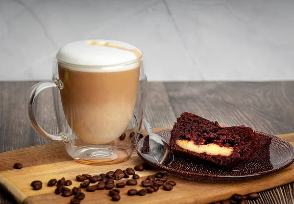 Gâteau Chocolat Une Tasse Transparente Coppuccino Sur Une Table Bois — Photo