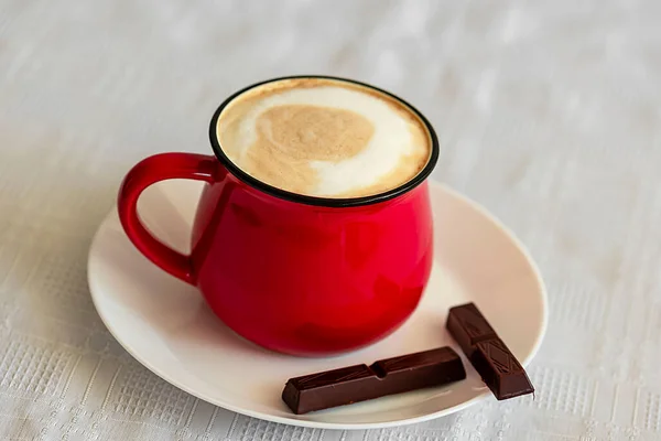 Copo Vermelho Cappuccino Chocolate Mesa Close — Fotografia de Stock