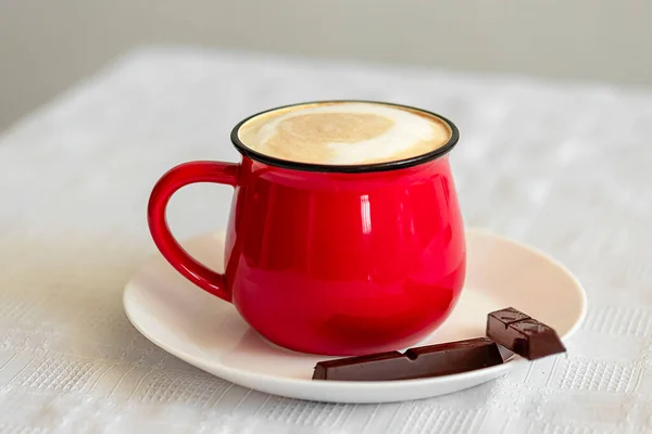 Punainen Kuppi Cappuccinoa Suklaata Pöydällä Lähikuva — kuvapankkivalokuva