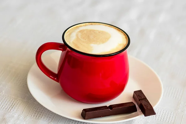 Taza Roja Capuchino Chocolate Primer Plano Sobre Mesa — Foto de Stock